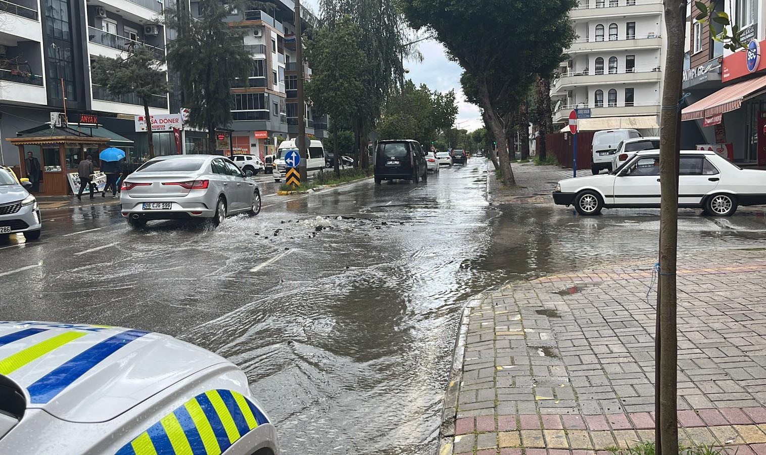 Kanalizasyon borusu patladı, s&uuml;r&uuml;c&uuml;ler zor anlar yaşadı
