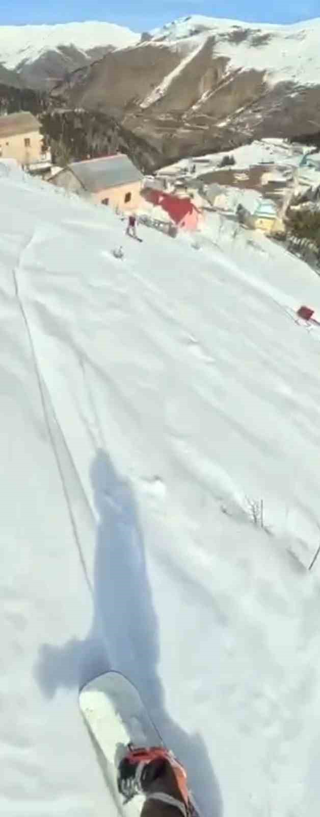 Araklı’nın karlı tepelerinde mahalle arasında snowboard keyfi
