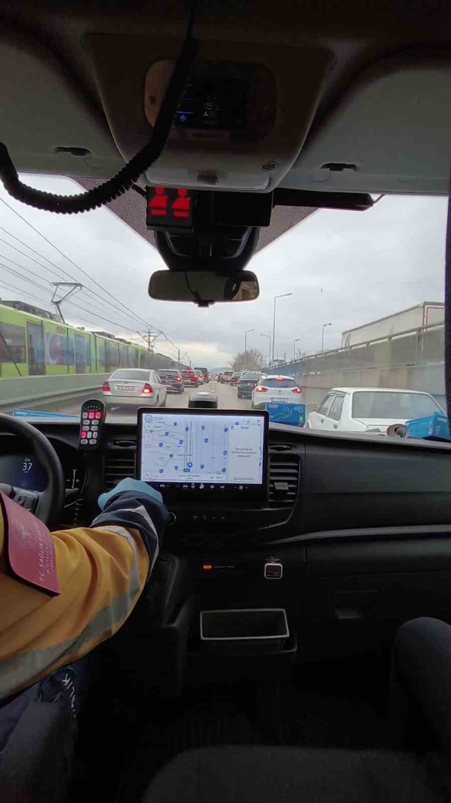 Bursa’da hayat koridoru açıldı Sürücülerden alkışlanacak hareket