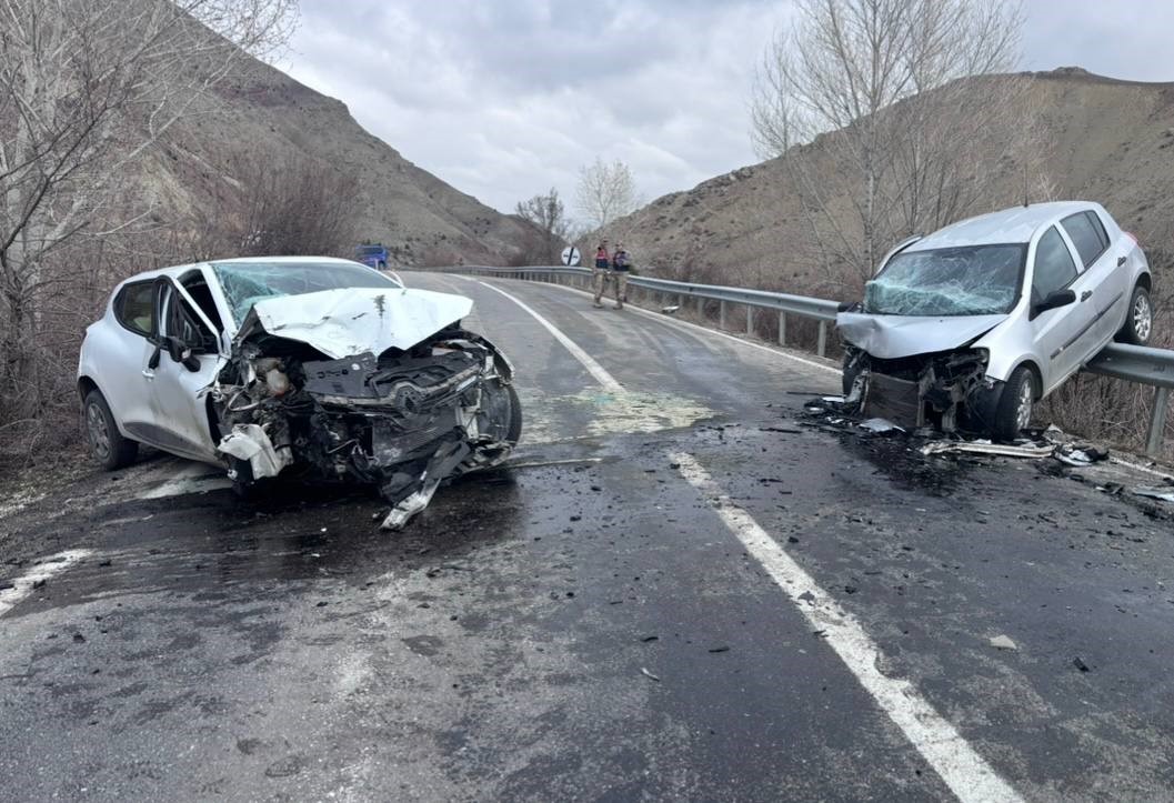 Erzincan-Kemah yolunda iki araç kafa kafaya çarpıştı: 4 yaralı