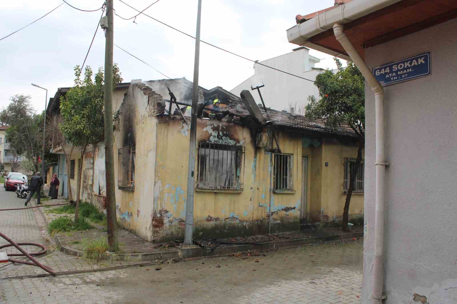 Alevler evi sardı, mahallede panik yaşandı

