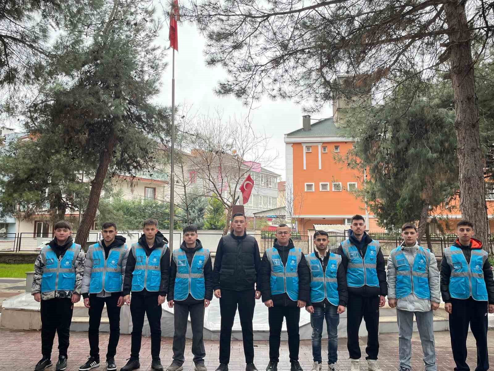 Bursa’da öğrencilerden şehit kabirlerine bayram temizliği