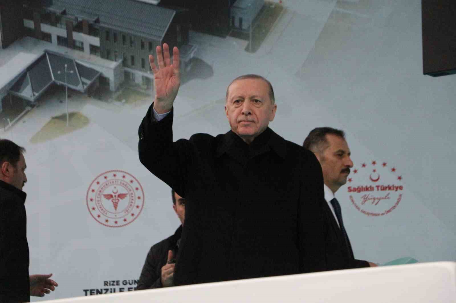 Cumhurbaşkanı Erdoğan: "Etrafımızda füzeler uçuşuyor ama ana muhalefetin umurunda bile değil"