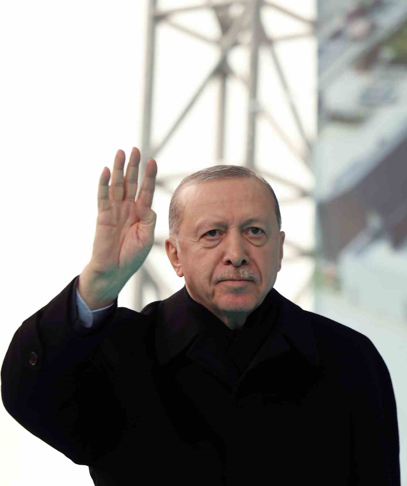 Cumhurbaşkanı Erdoğan: "Etrafımızda füzeler uçuşuyor ama ana muhalefetin umurunda bile değil"