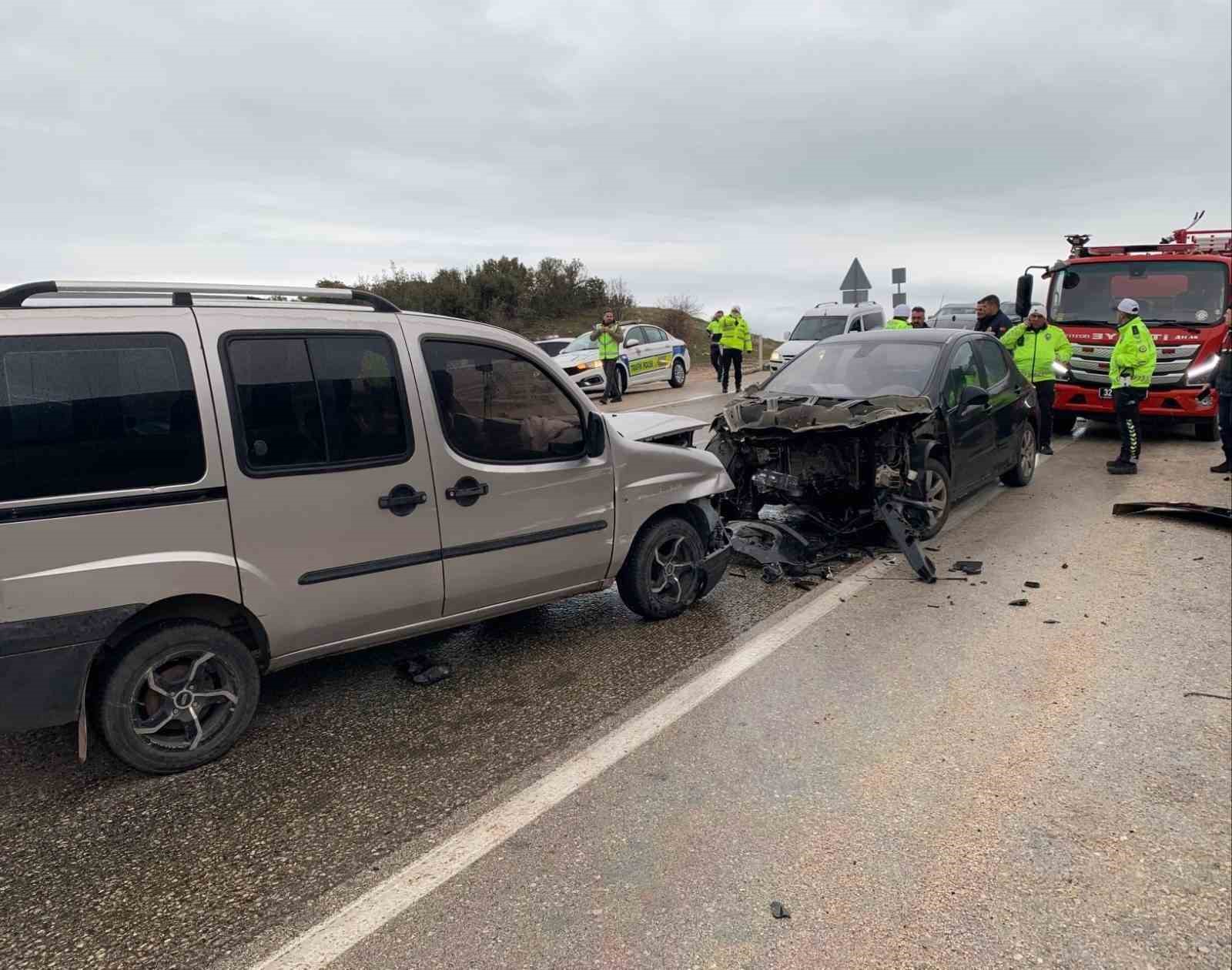 Isparta’da 8 kişinin yaralandığı kaza kamerada