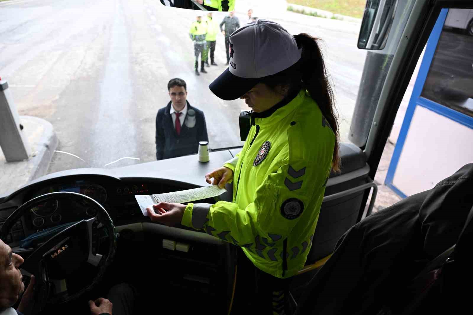 İzmir&rsquo;de polis ekiplerinden bayram mesaisi
