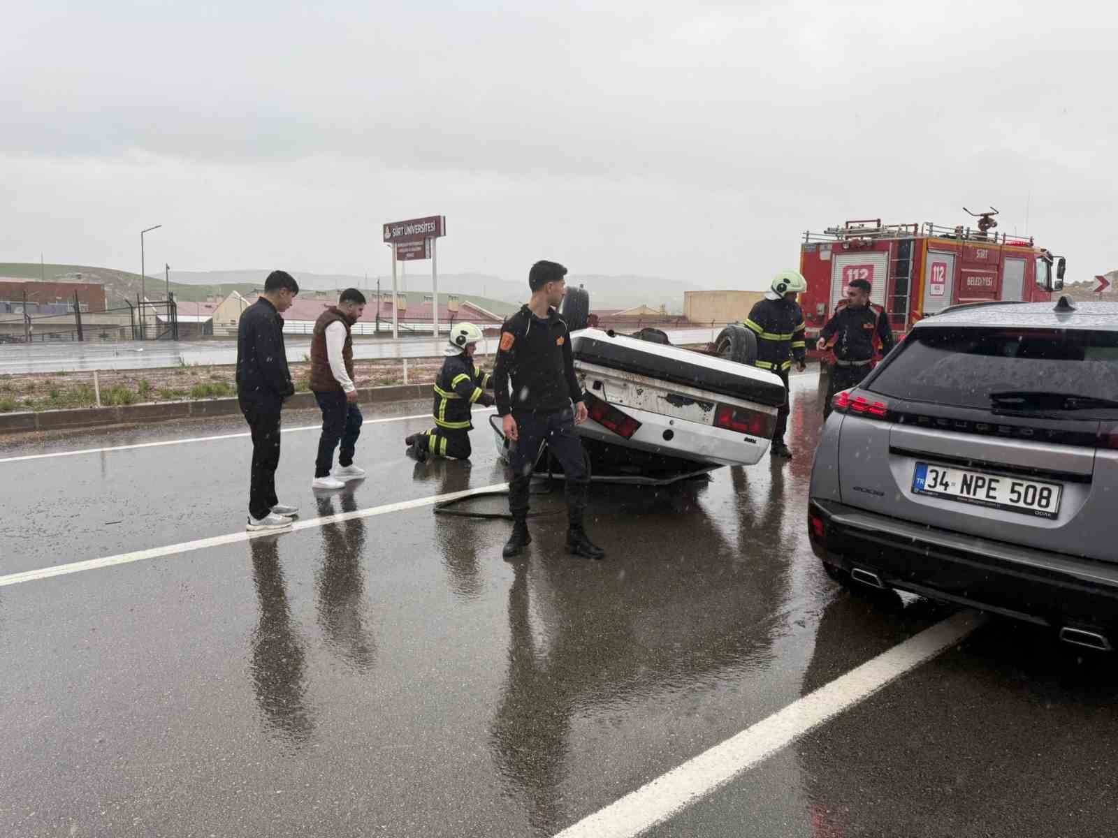 Siirt&rsquo;te iki otomobil &ccedil;arpıştı: 2 yaralı
