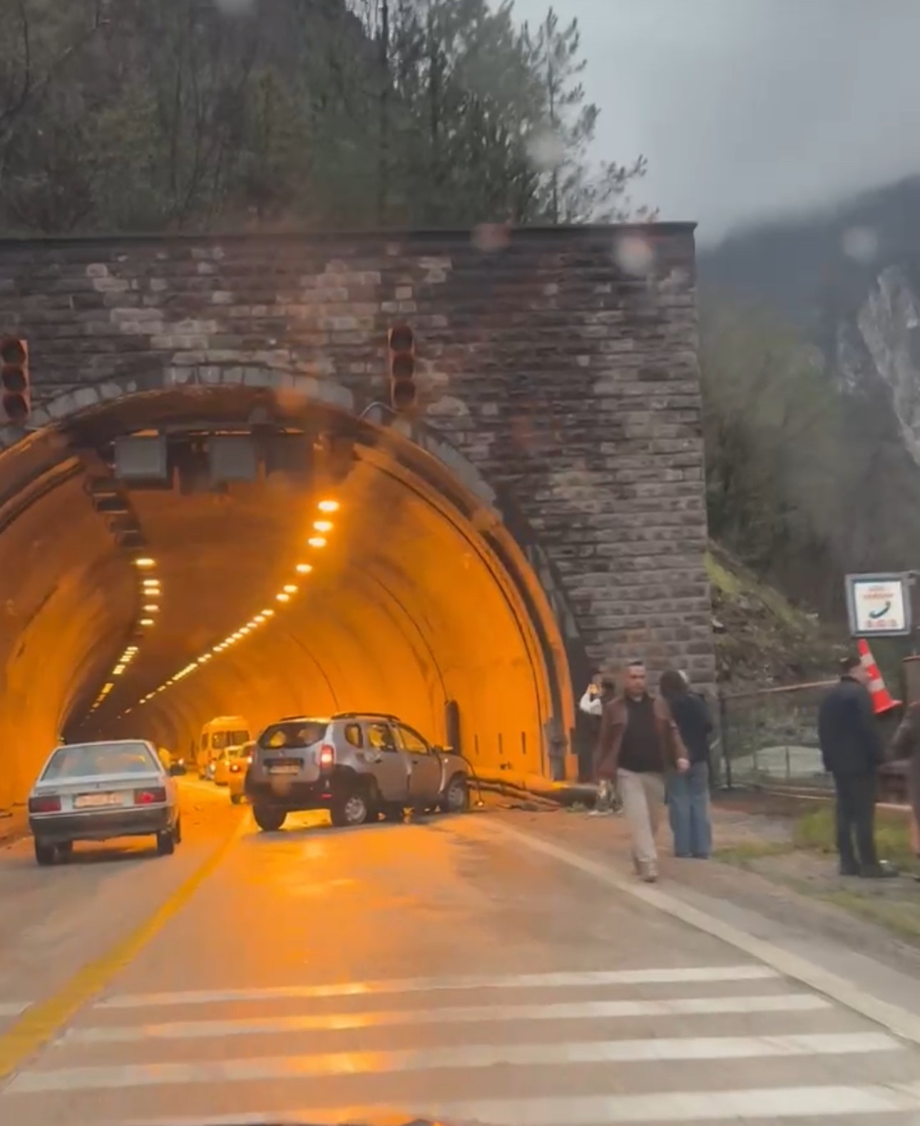 Tünelde iki otomobil çarpıştı: 7 yaralı