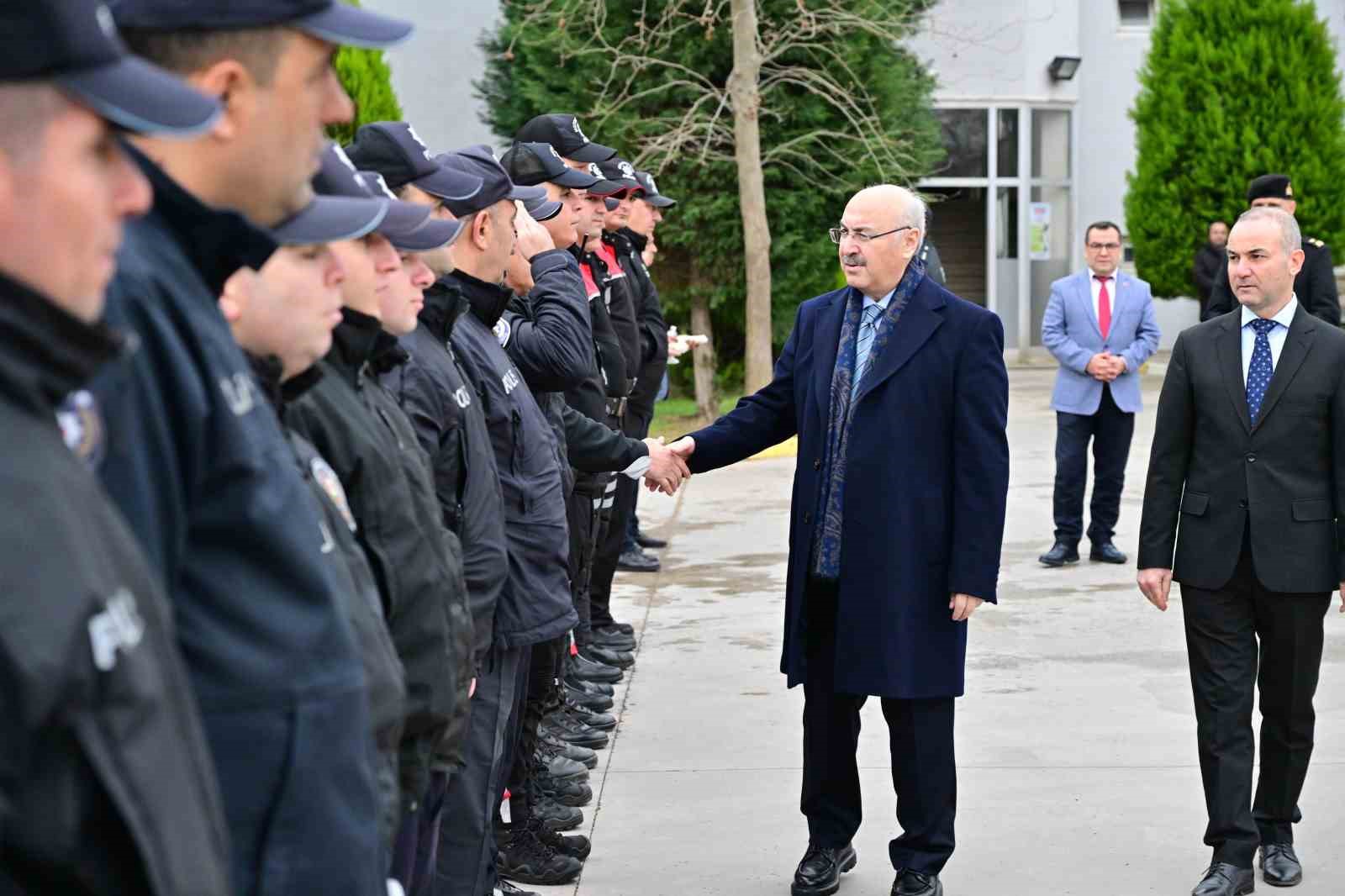 Vali K&ouml;şger bayram sevincini g&ouml;revi başındaki personeller ve vatandaşlarla paylaştı
