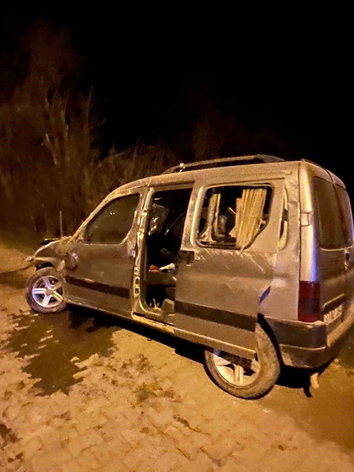 Kastamonu&rsquo;da hafif ticari ara&ccedil; taşa &ccedil;arptı: 1 yaralı

