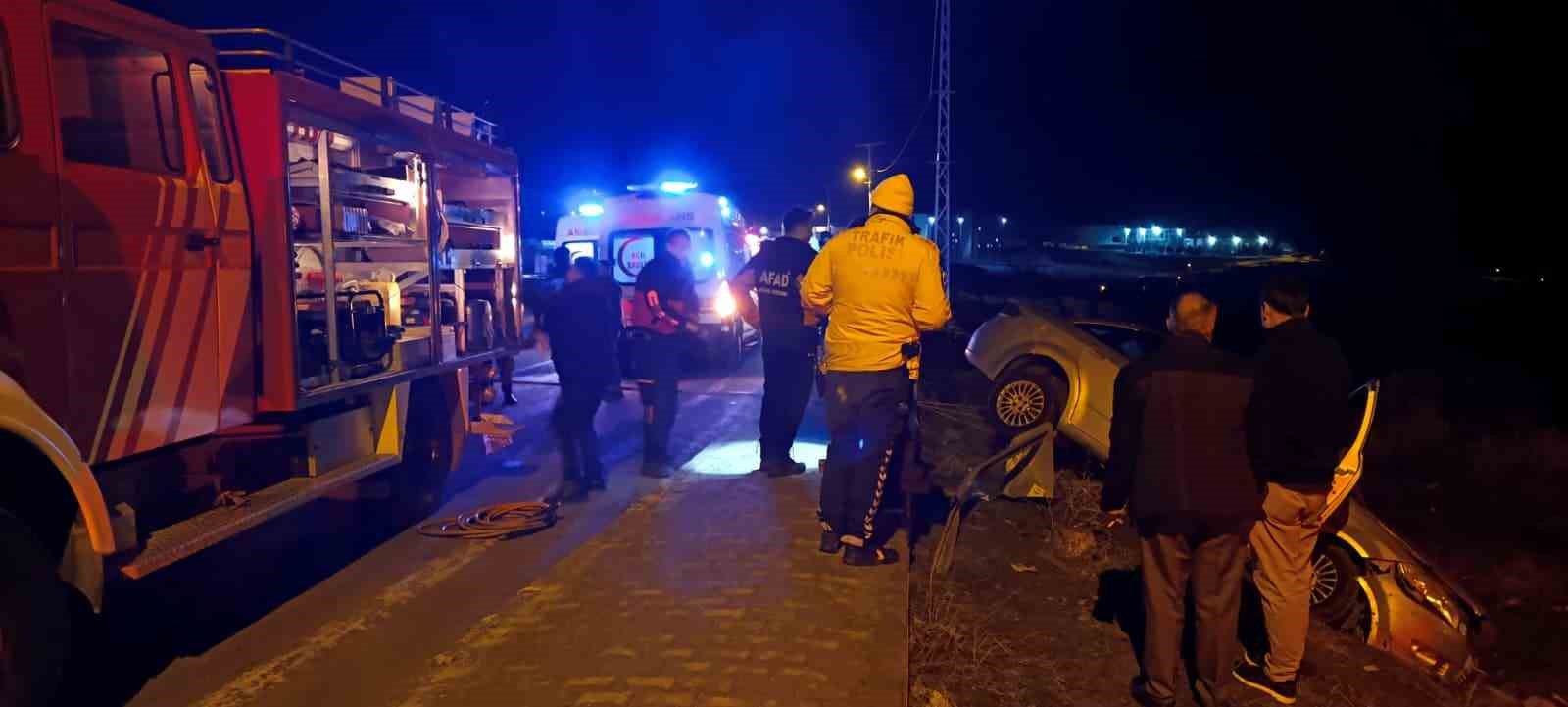 Otomobil bariyere &ccedil;arptı: 1&rsquo;i ağır, 2 kişi yaralandı
