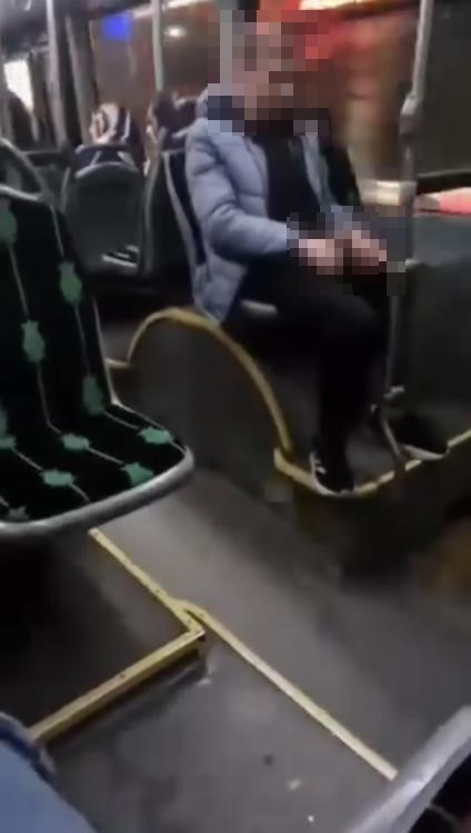 Halk otobüsündeki uygunsuz davranış kamerada