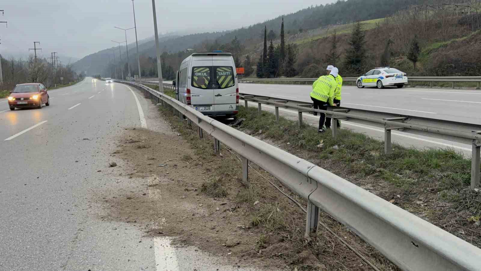 Tur minib&uuml;s&uuml; kaza yaptı: 4 yaralı
