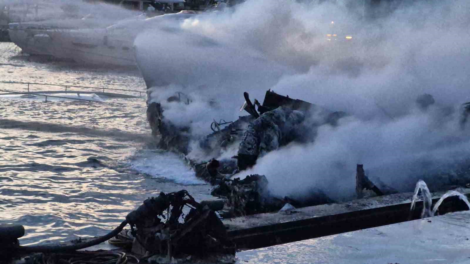 Bodrum&rsquo;da 7 motoryat yanarak battı
