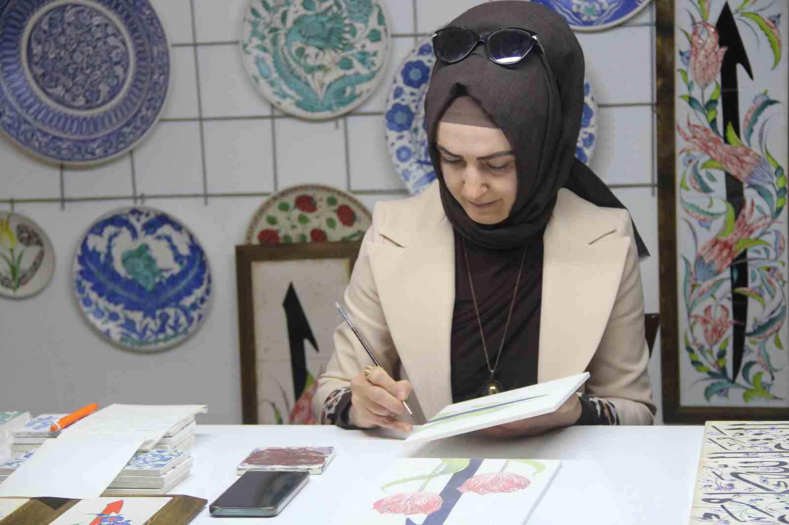 &Ccedil;ini sanat&ccedil;ısı &Ouml;zlem Aşar: "Vav ile Elif&rsquo;in aşkını eserlerime yansıtıyorum"
