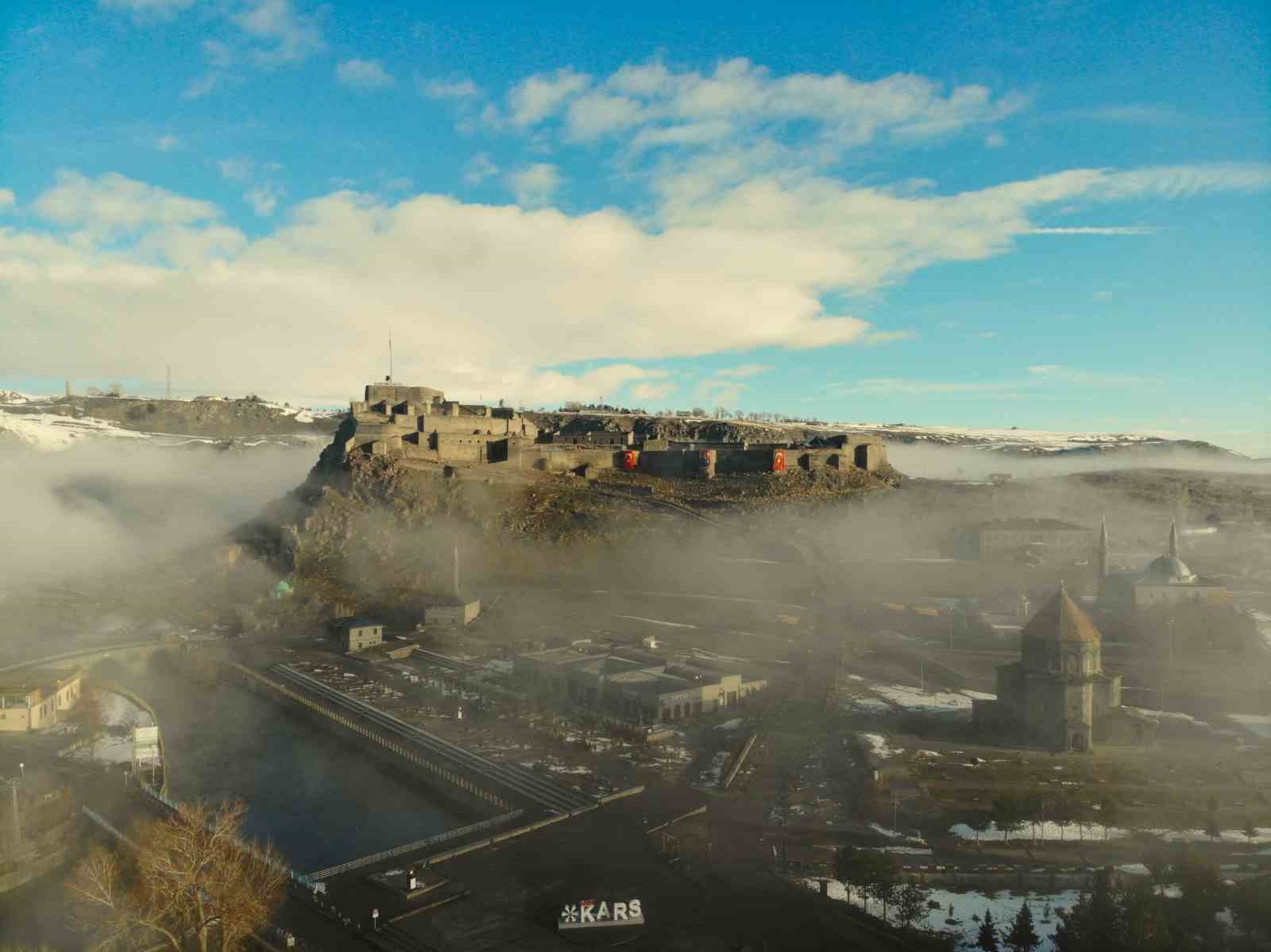 Kars Kalesi sis bulutları arasında kayboldu