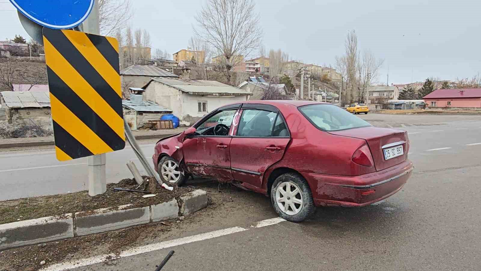 Aşkale&rsquo;de korkutan kaza: Facianın eşiğinden d&ouml;n&uuml;ld&uuml;
