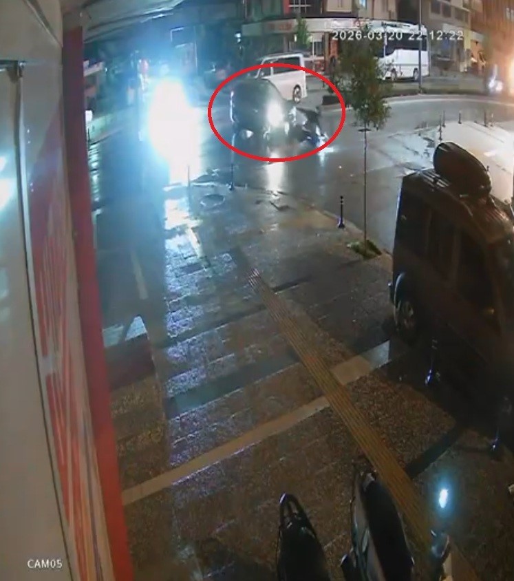 Otomobil ile motosikletin &ccedil;arpışma anı kamerada: 1 yaralı
