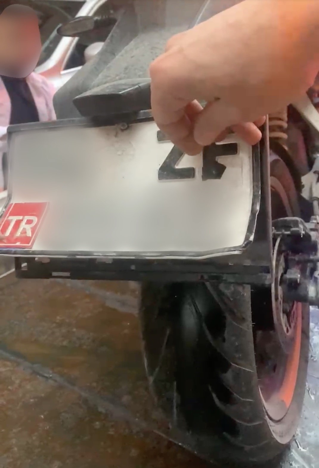 Tek teker &uuml;zerinde motosiklet kullanan s&uuml;r&uuml;c&uuml;ye 390 bin TL ceza
