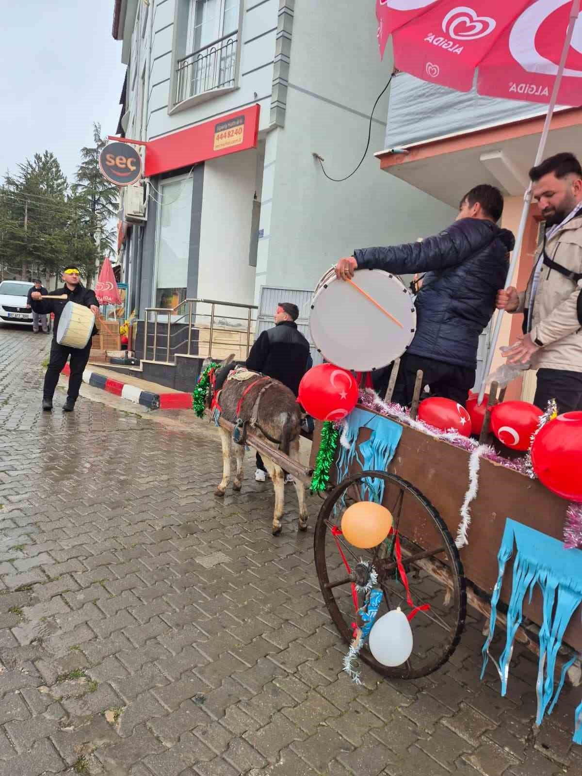 Davulcular bahşişi s&uuml;slenen eşek arabasıyla topluyor
