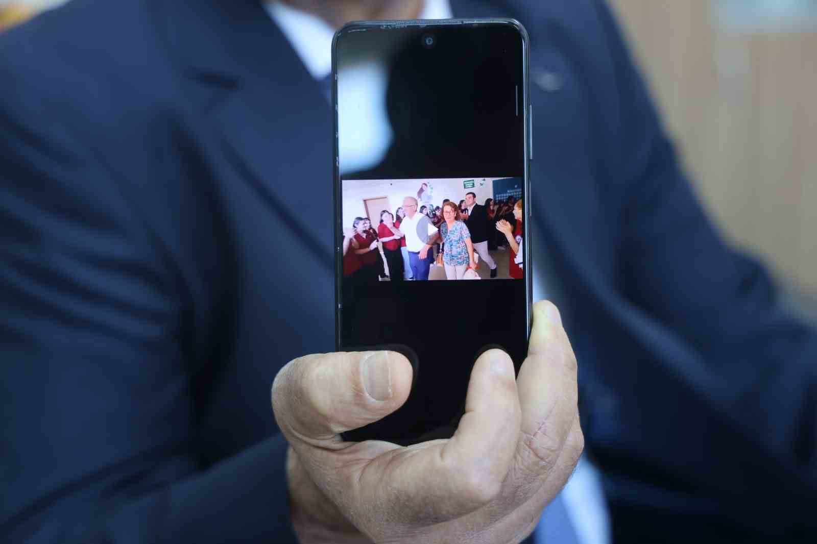 &lsquo;İyi ki gen&ccedil;lere hizmet etmişim&rsquo; diyen 42 yıllık &ouml;ğretmen, mesleğine &ouml;ğrencilerinin alkışları i&ccedil;erisinde veda etti
