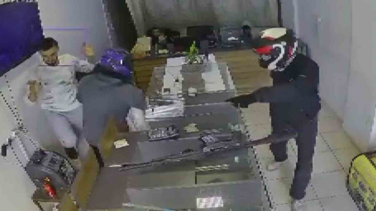 Kasklı hırsızlar tarafından 20 yıllık emeği olan 22 milyon TL’lik altını 3 dakikada çalınan kuyumcu, altınlarını teslim alıp ülkesine döndü