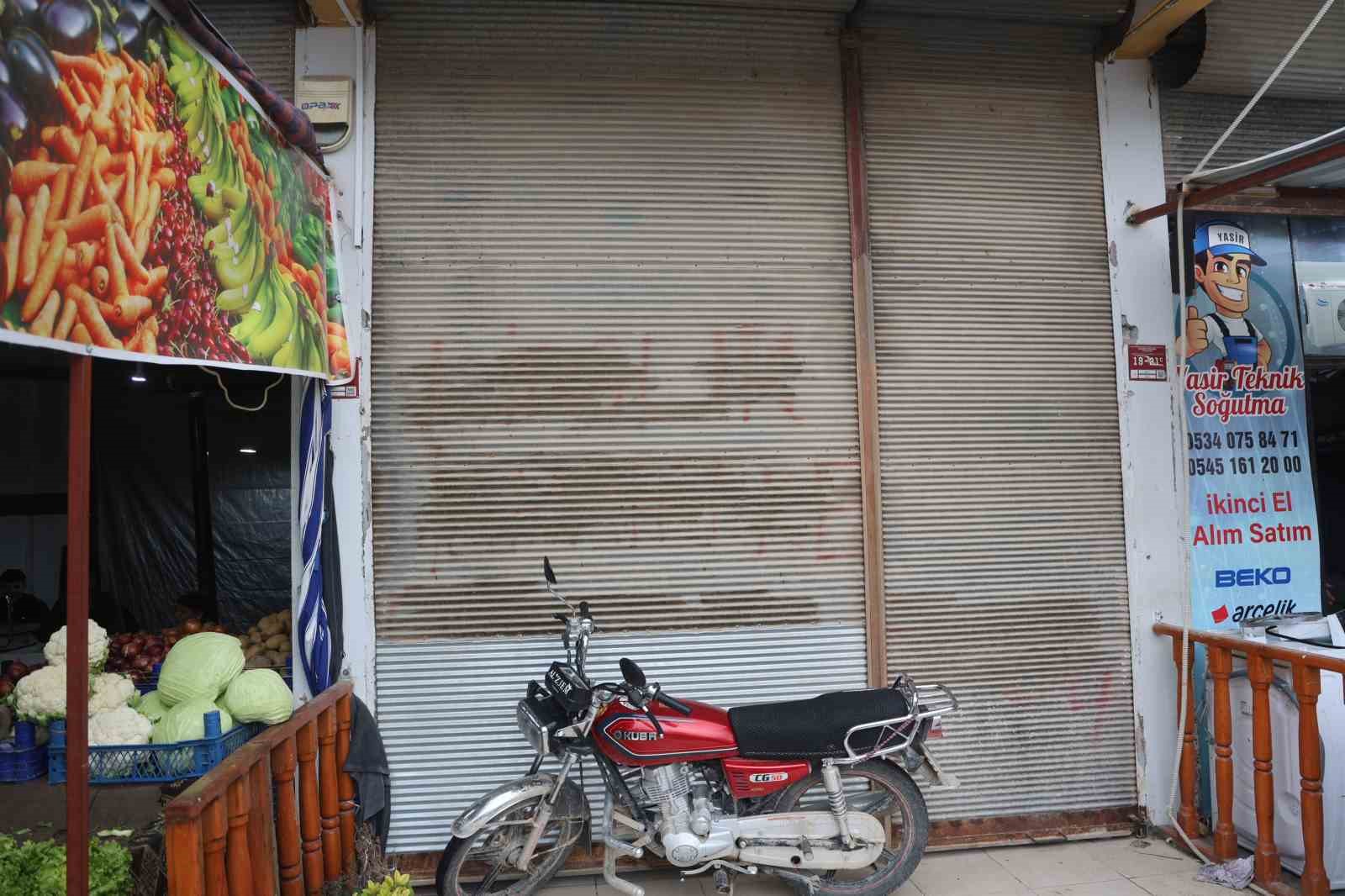 Kasklı hırsızlar tarafından 20 yıllık emeği olan 22 milyon TL&rsquo;lik altını 3 dakikada &ccedil;alınan kuyumcu, altınlarını teslim alıp &uuml;lkesine d&ouml;nd&uuml;
