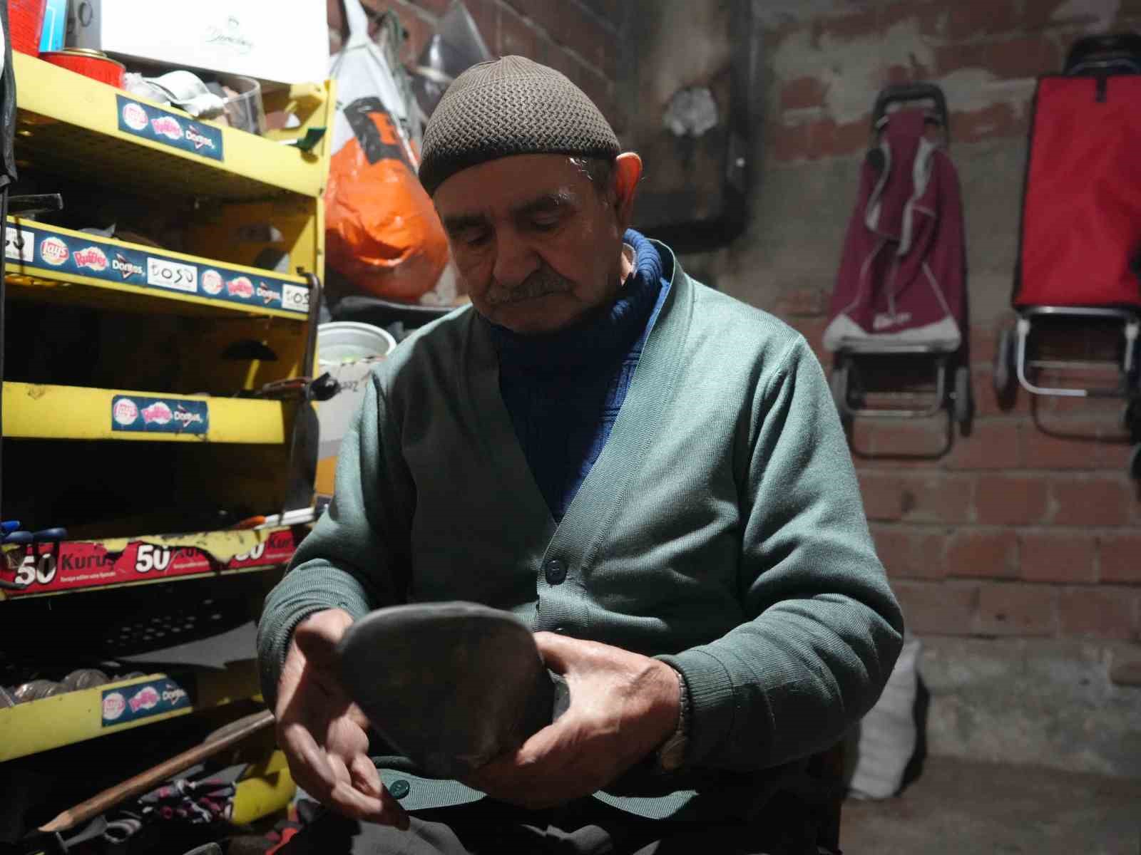 64 yıllık ayakkabı tamircisi, her sabah d&uuml;kkanını eşiyle a&ccedil;ıyor
