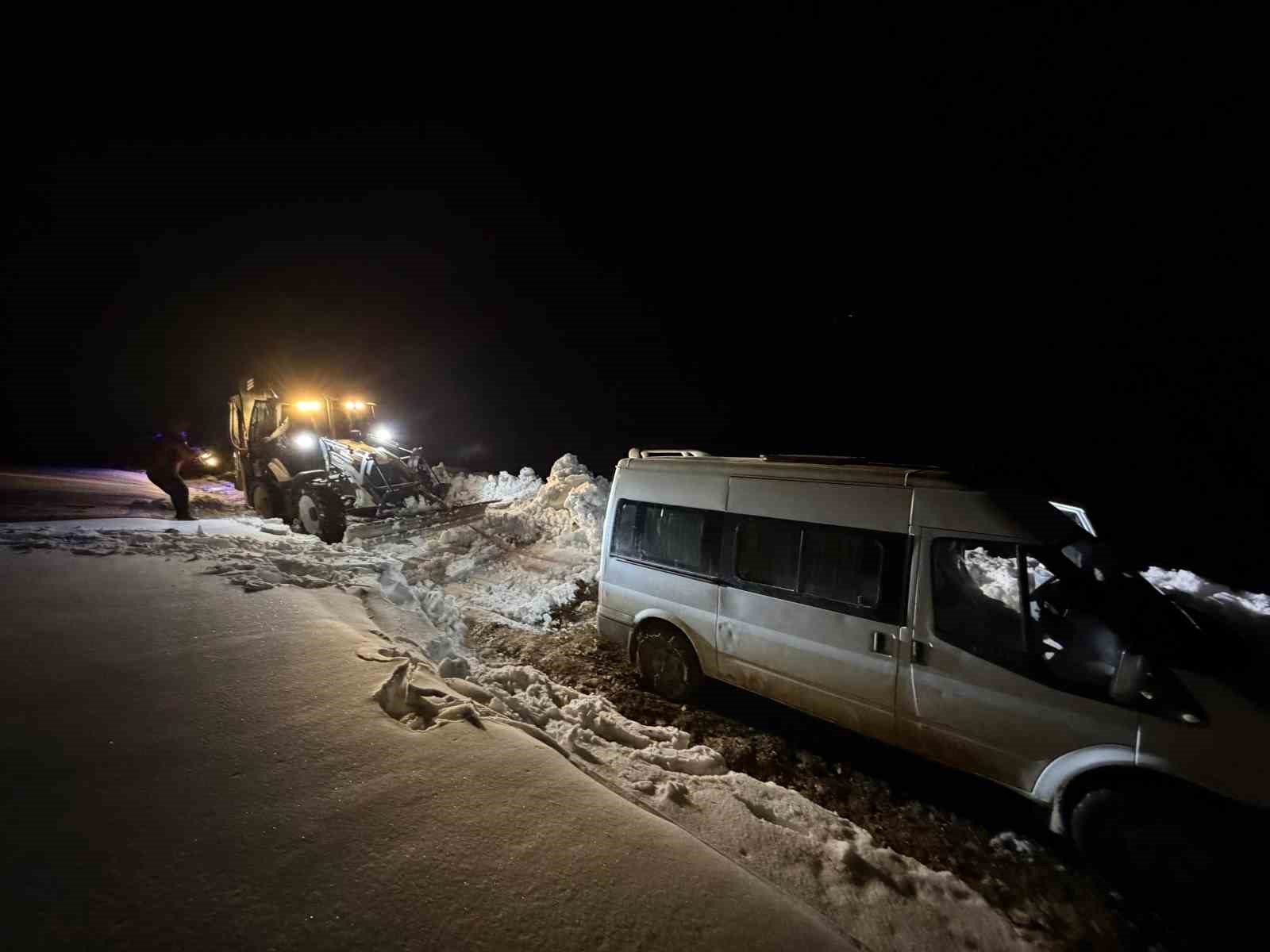 Başkale&rsquo;de yoldan &ccedil;ıkan minib&uuml;s kara saplandı
