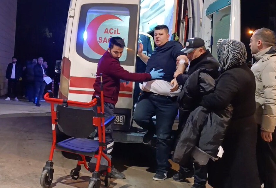 Bursa&rsquo;da tartışma bir anda kavgaya d&ouml;n&uuml;şt&uuml;: 2 yaralı
