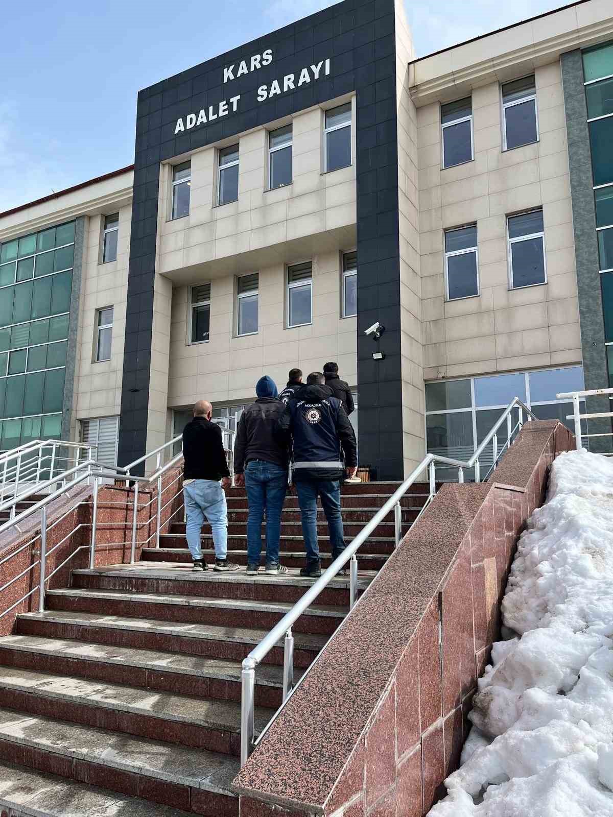 Kars&rsquo;ta d&uuml;zensiz g&ouml;&ccedil;men operasyonu
