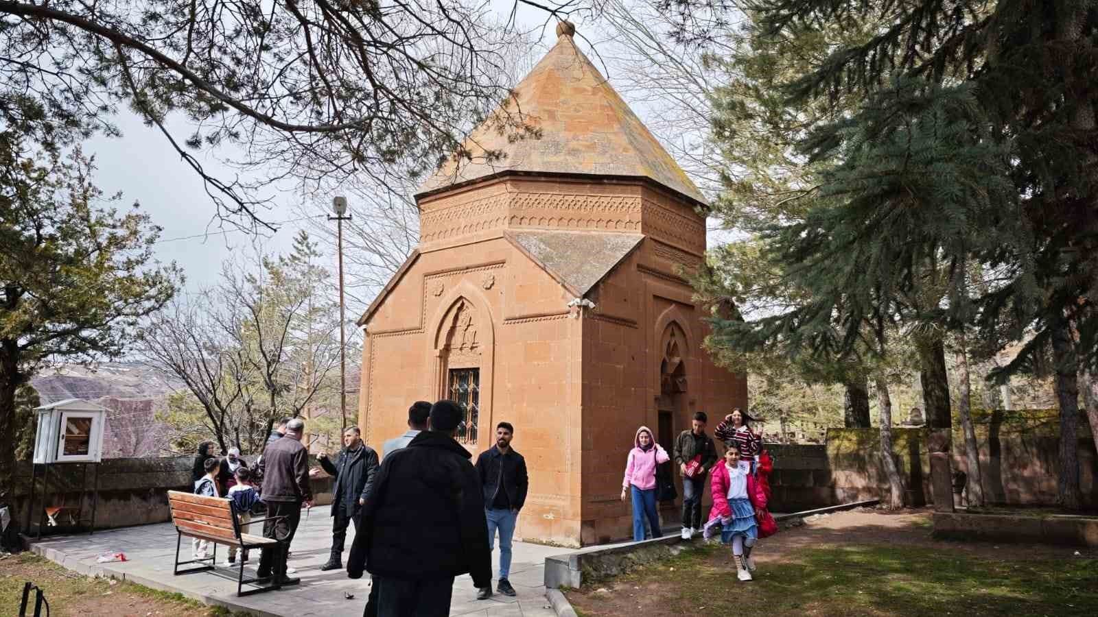 Ahlat&rsquo;taki t&uuml;rbeye bayramda ziyaret&ccedil;i akını
