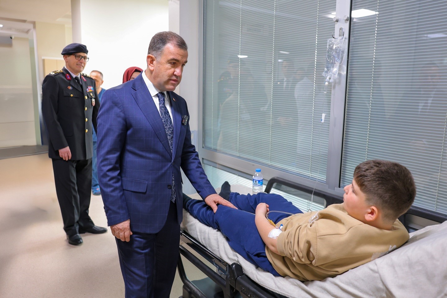 Hastanede tedavi g&ouml;ren vatandaşlara bayram ziyareti
