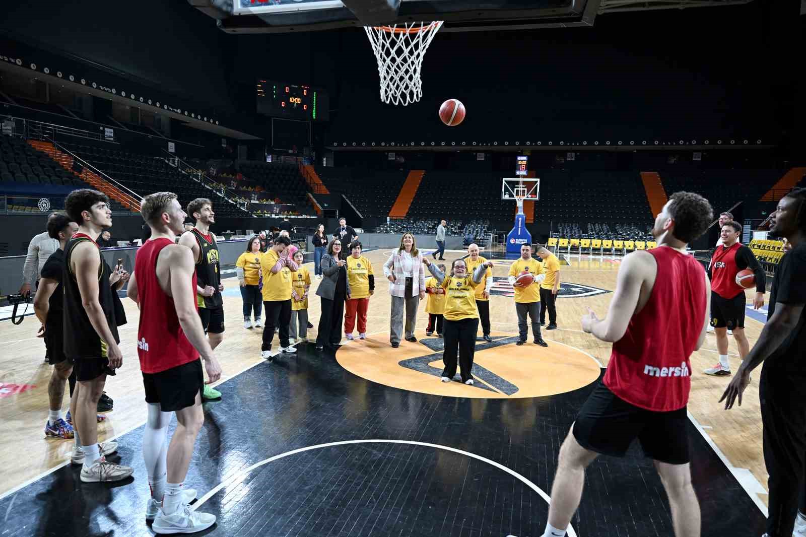 Down sendromlu &ccedil;ocuklar Mersin Spor Kul&uuml;b&uuml; ile aynı sahada buluştu
