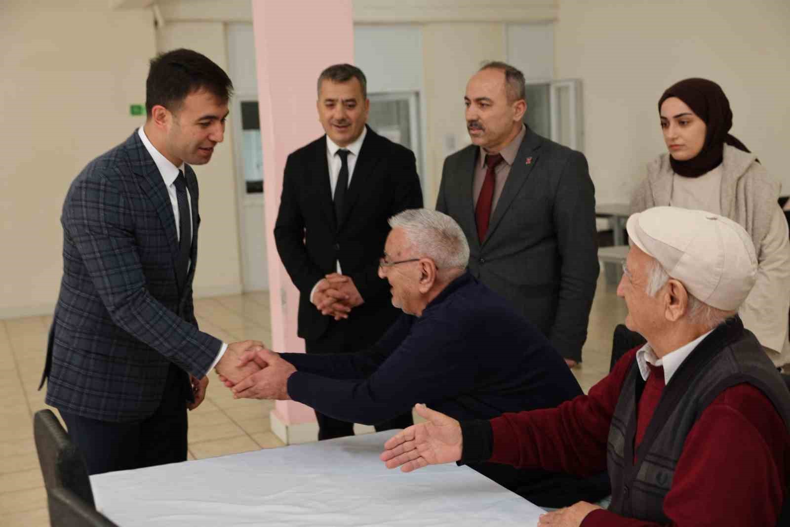 Erzincan&rsquo;da huzurevi sakinleriyle bayramlaşıldı
