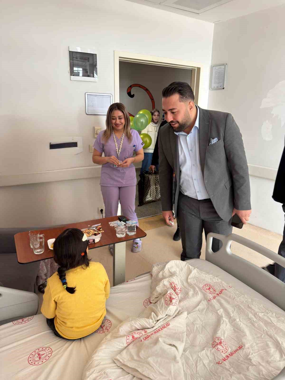 UDER&rsquo;den hastanede tedavi g&ouml;ren &ccedil;ocuklara bayram ziyareti
