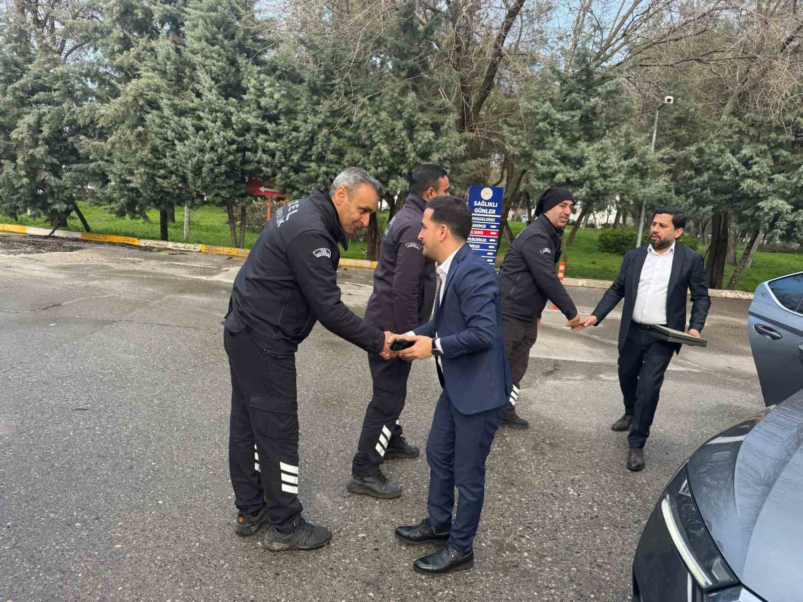 Başkan Ak&uuml;z&uuml;m bayramda &ccedil;alışanlarla bir araya geldi
