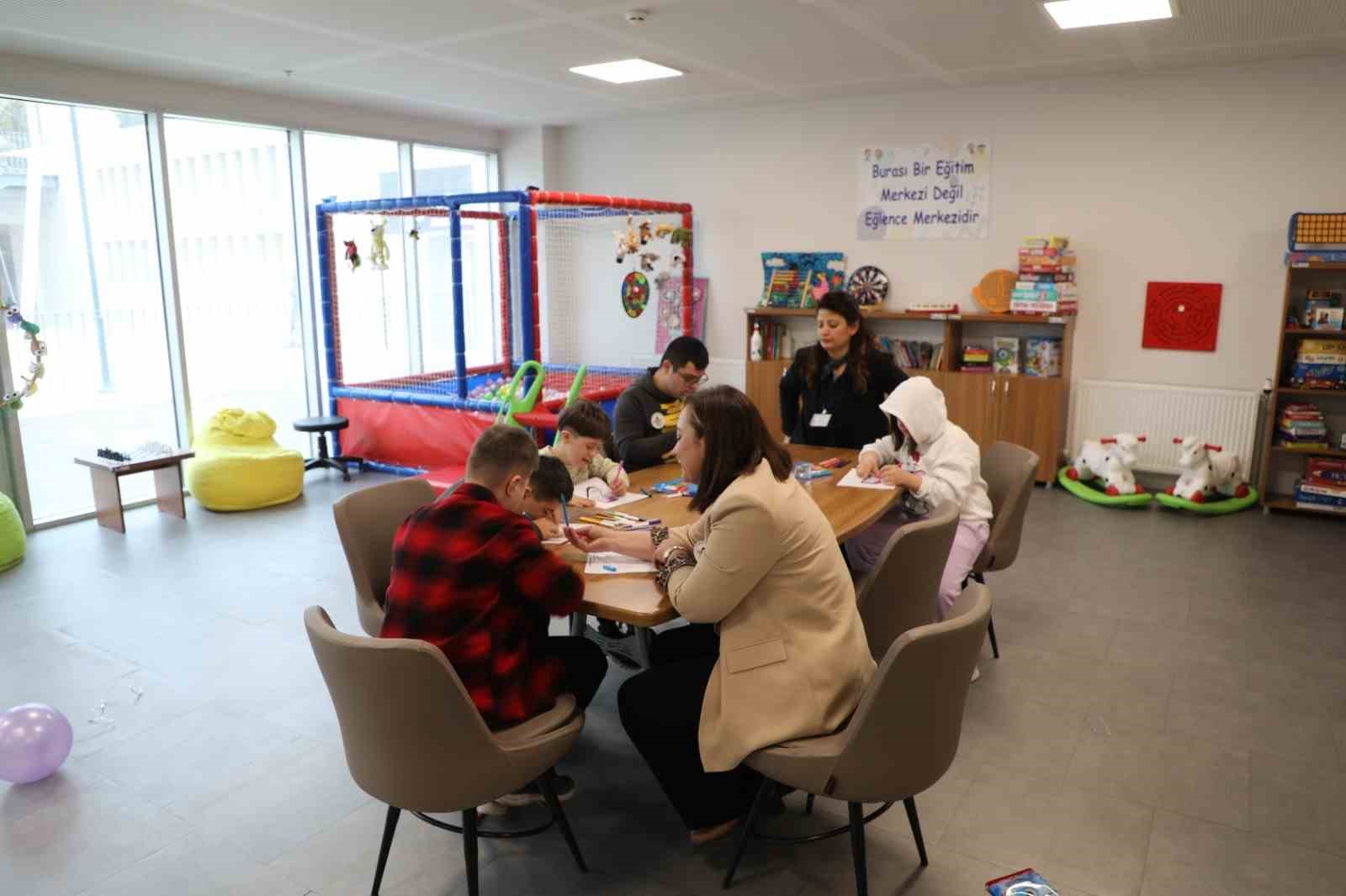 Muğla’da çoraplar farkındalık için boyandı