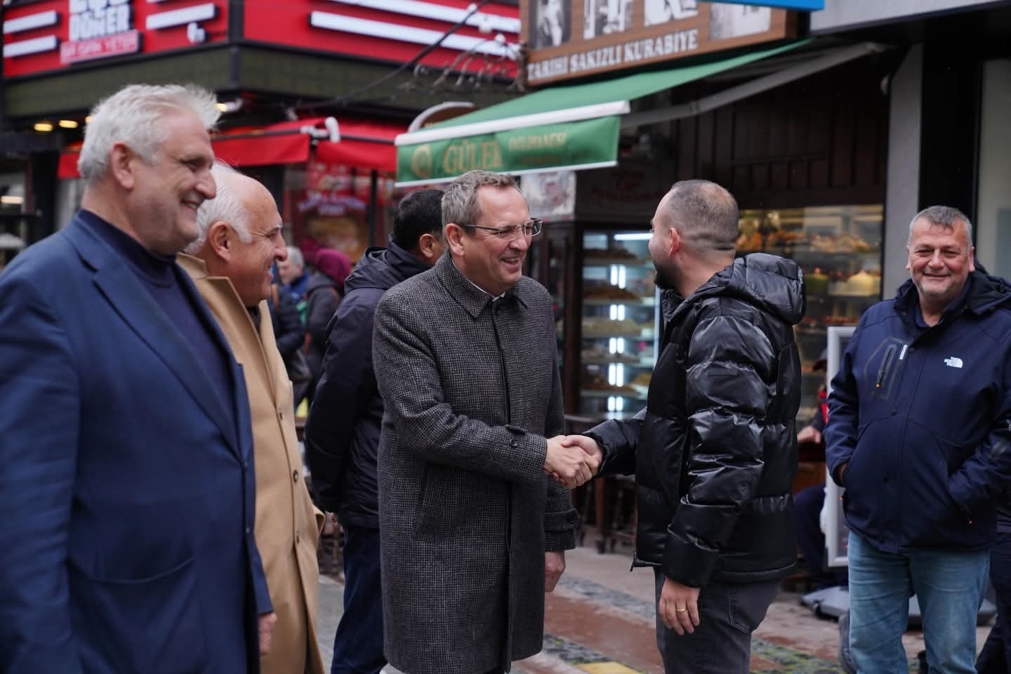 Başkan Ergin bayramda esnaf ve vatandaşlarla buluştu
