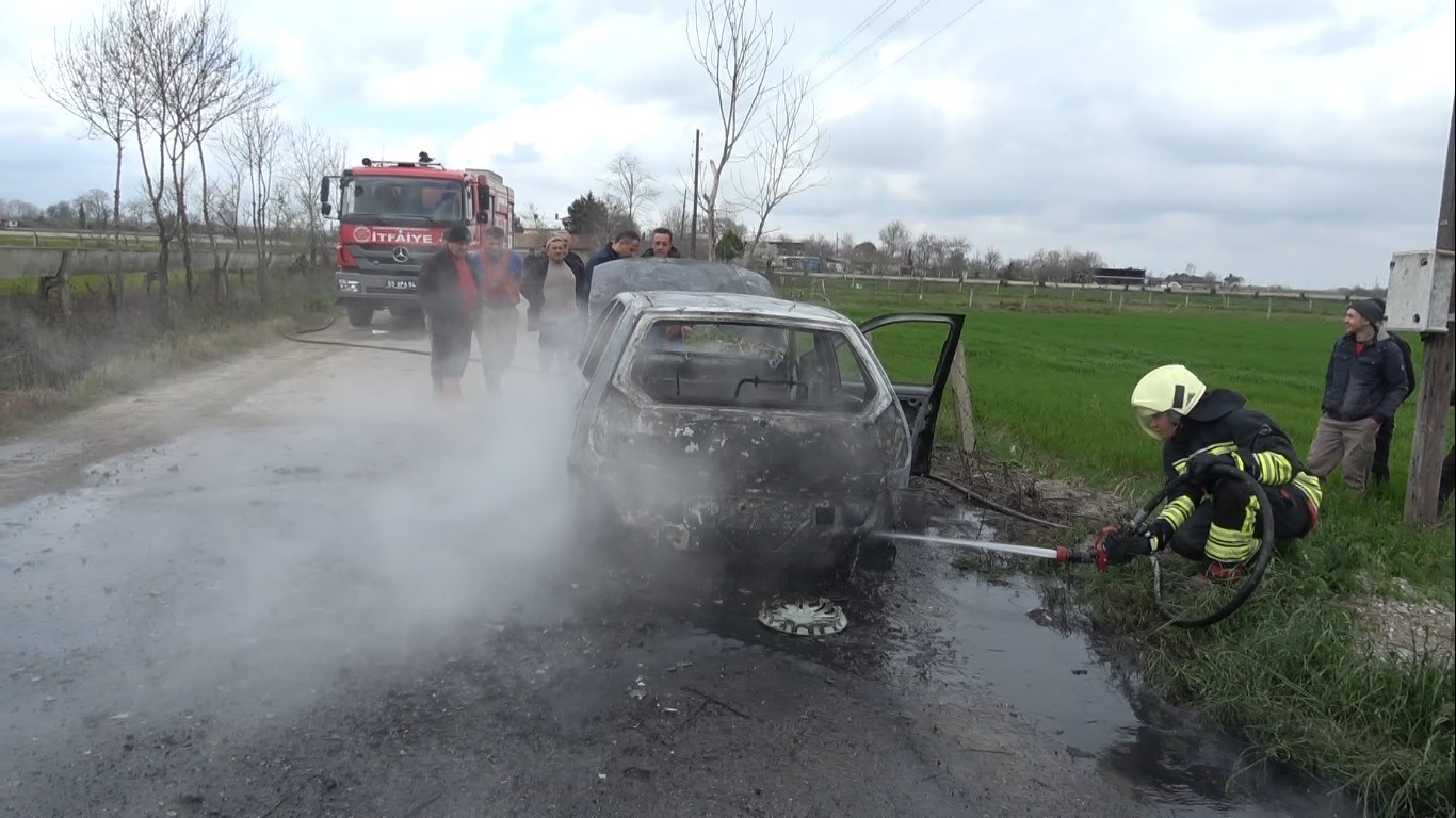 Bafra’da otomobil alevlere teslim oldu