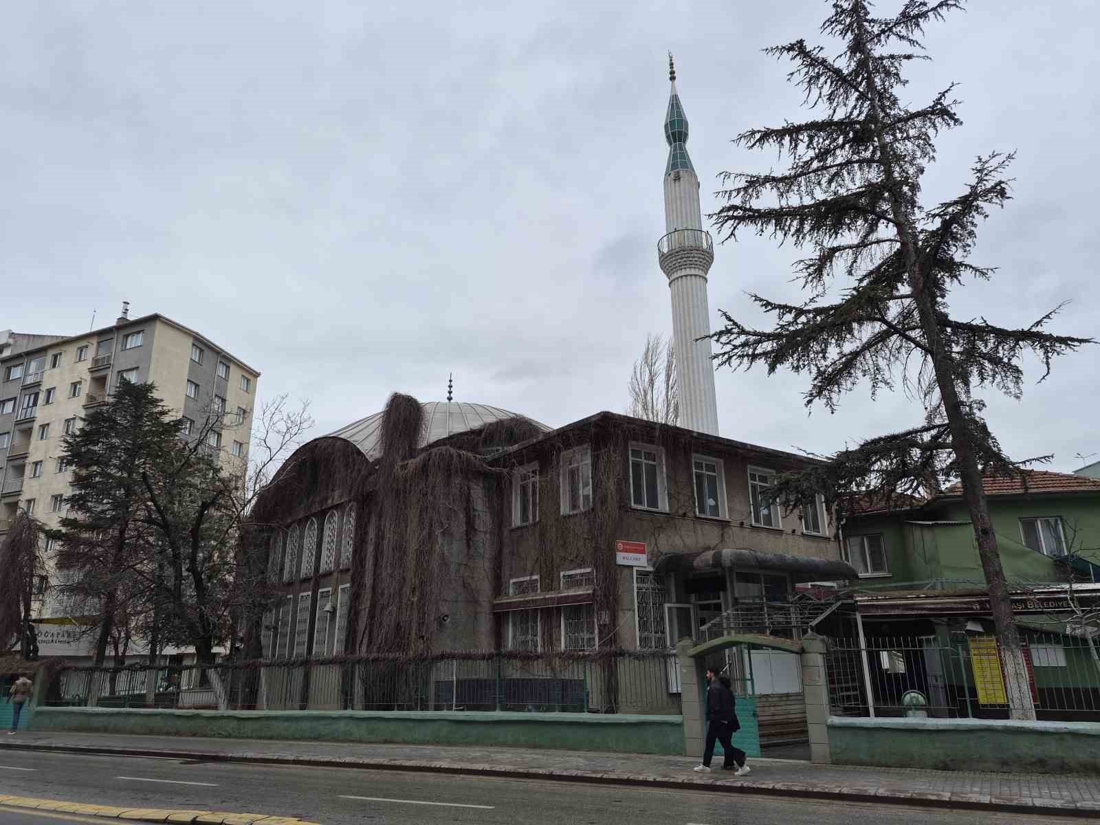 Ramazan ayında sadaka kutusunu kırıp paraları &ccedil;aldılar
