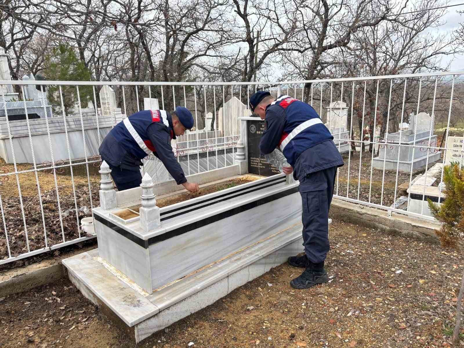 Gölbaşı’nda şehitliklerde bakım çalışması