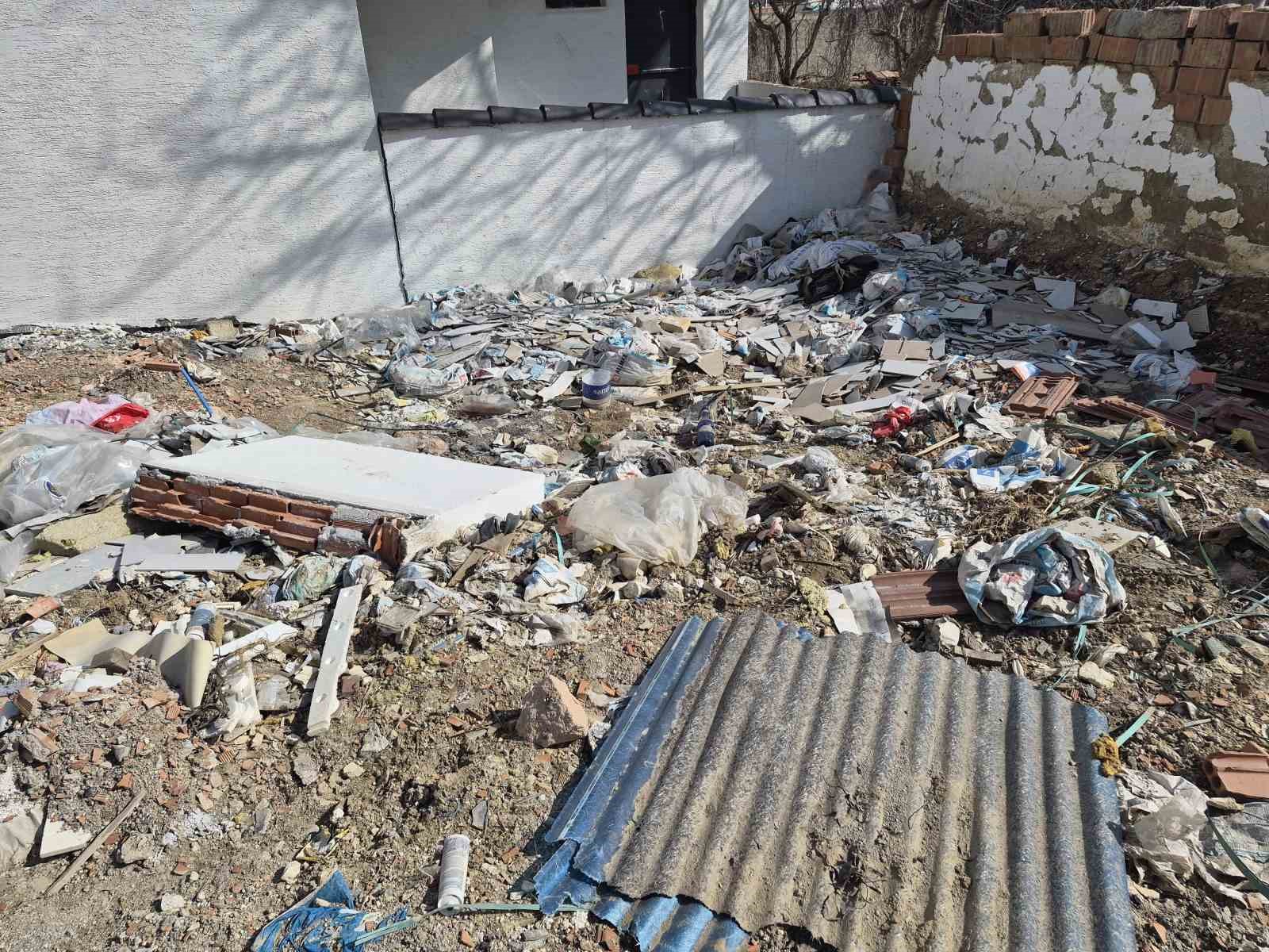 Çevre kirliliğine neden olan moloz yığınları çirkin görüntü oluşturuyor