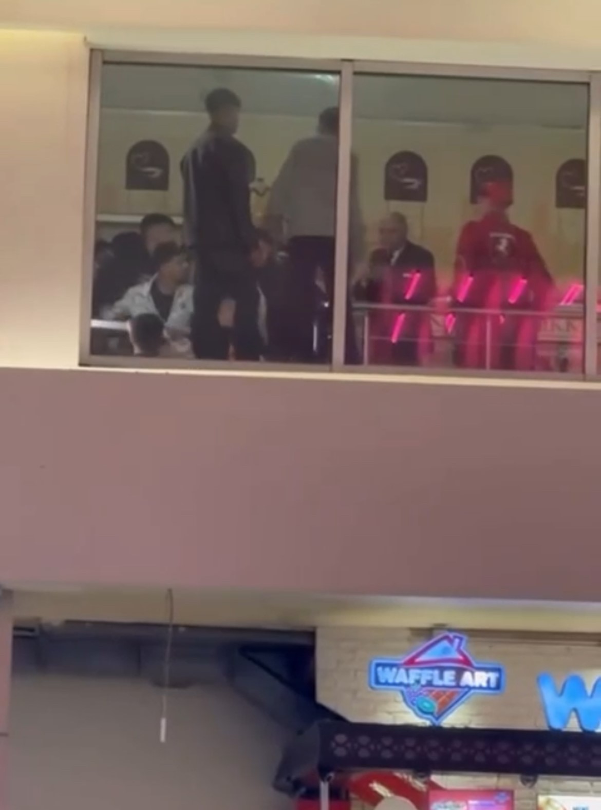 Vatandaşlar sinemada film izler gibi yemek katından kavgayı izledi
