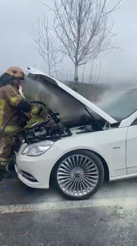 L&uuml;ks otomobil k&uuml;le d&ouml;nmeden s&ouml;nd&uuml;r&uuml;ld&uuml;
