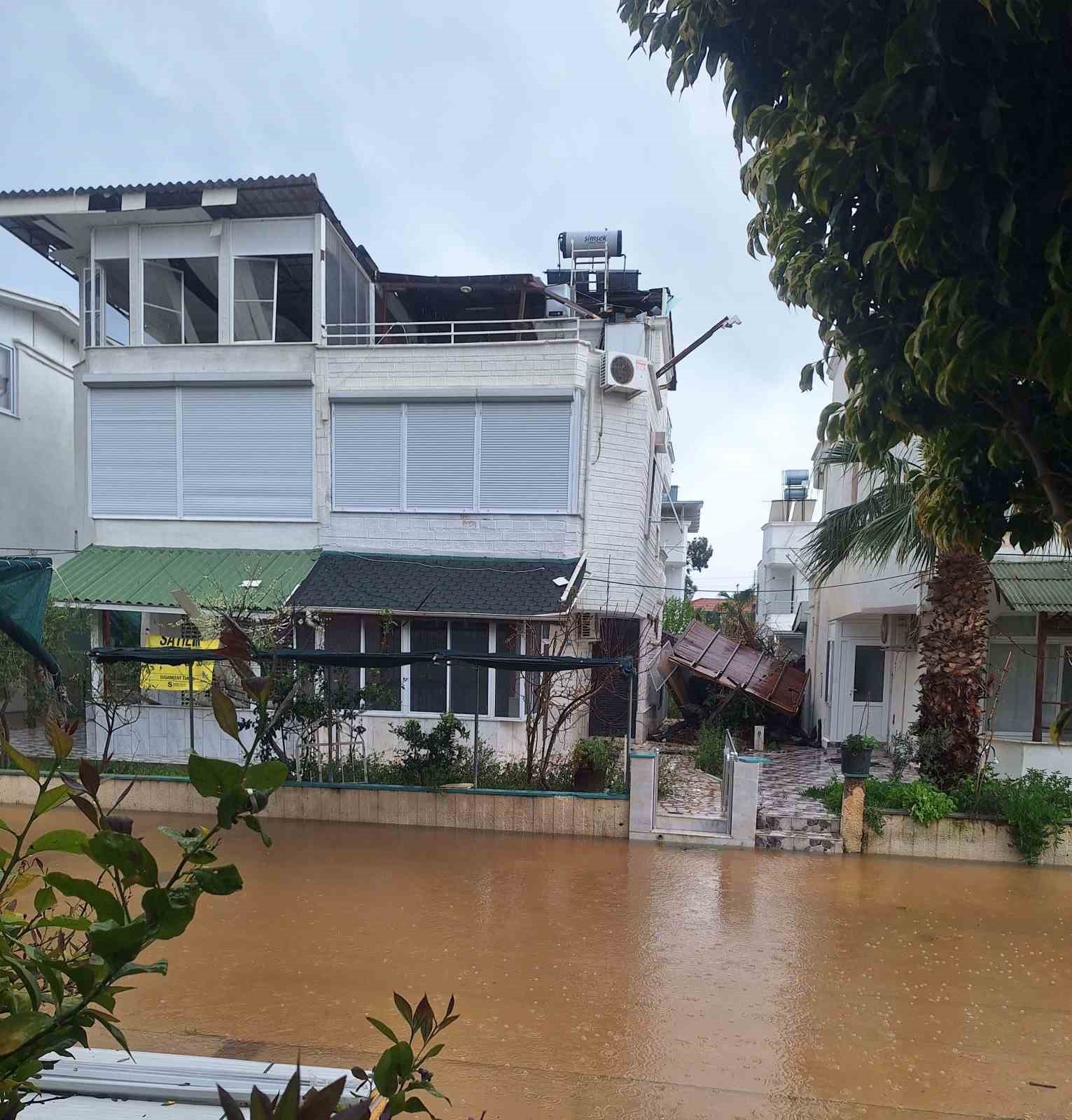 Silifke&rsquo;de hortum seraları yerle bir etti
