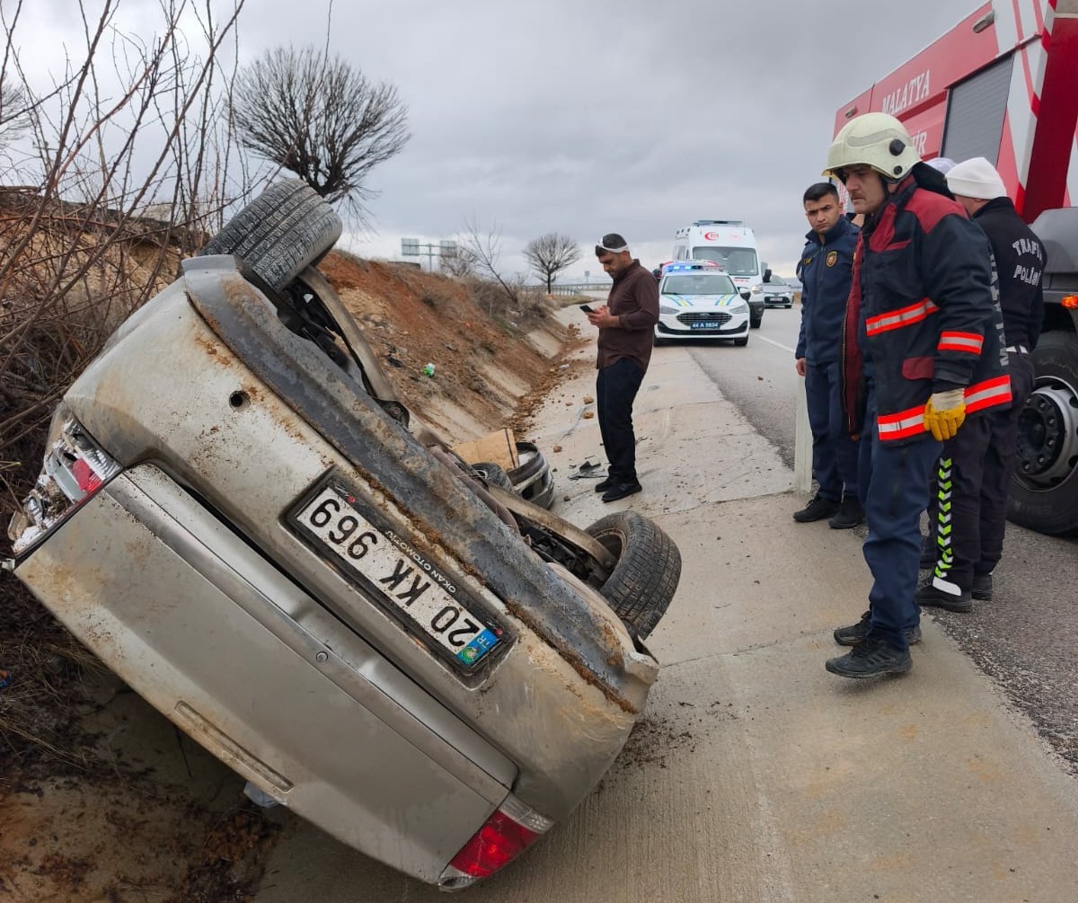 Malatya’da kontrolden çıkan araç takla atıp ters döndü: 6 yaralı