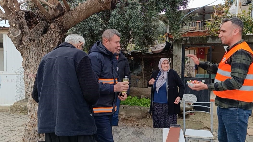 Kozan&rsquo;da temizlik iş&ccedil;ilerinden anlamlı bayramlaşma
