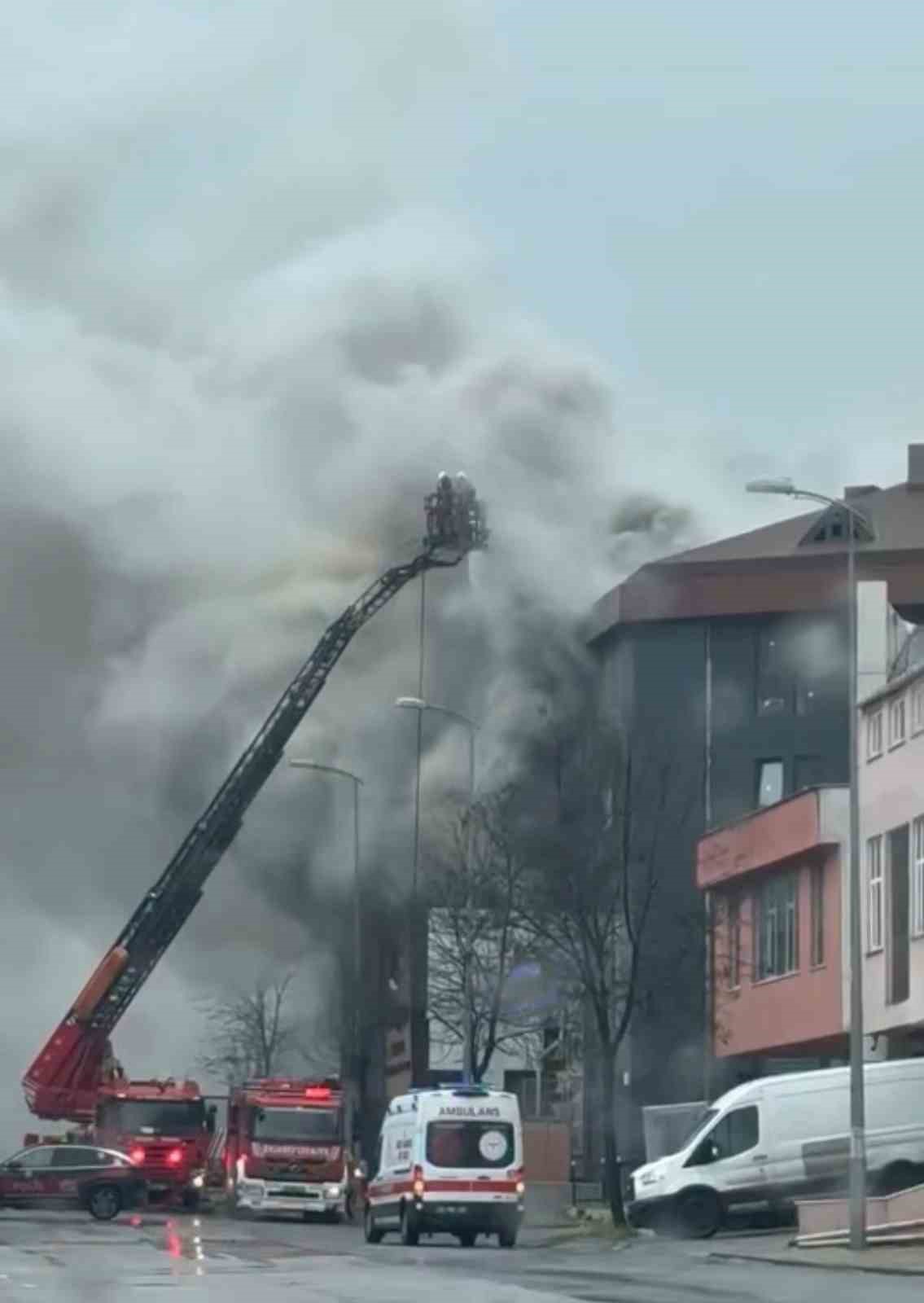 Ataşehir’de metal imalathanesinde yangın paniği