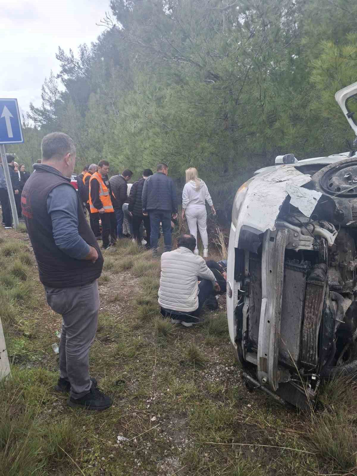 Akseki-Manavgat Karayolunda hafif ticari ara&ccedil; şarampole devrildi: 1&rsquo;i ağır 6 yaralı
